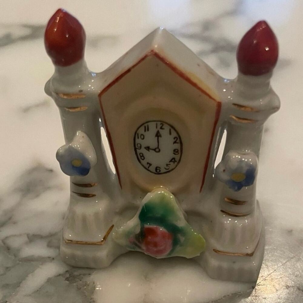 Porcelain recreation of clock ....... occupied Japan 1940s. A05